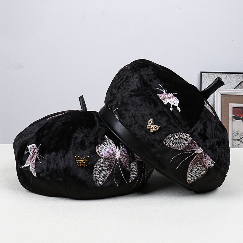 Fashionable Butterfly Embroide - Street Fashion Pose 评论和价格